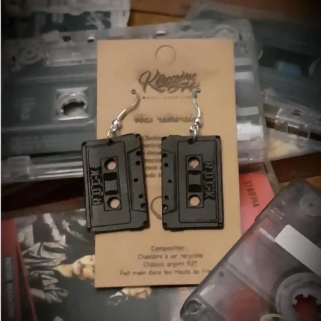 Boucles d'oreille en chambre à air upcyclées personnalisées en forme de cassette audio