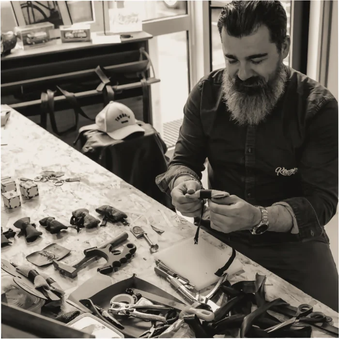 Fabrictaion : l'atelier d'upcycling Cédric fabrique des nœuds papillon avec de la chambre à air upcyclée