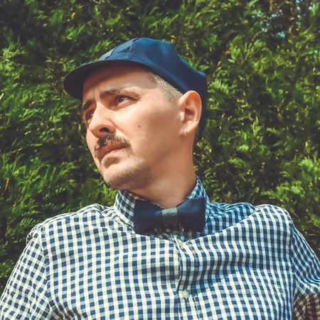 Nœuds papillon upcyclés gros plan sur un Nœud papillon upcyclé porté par un jeune homme