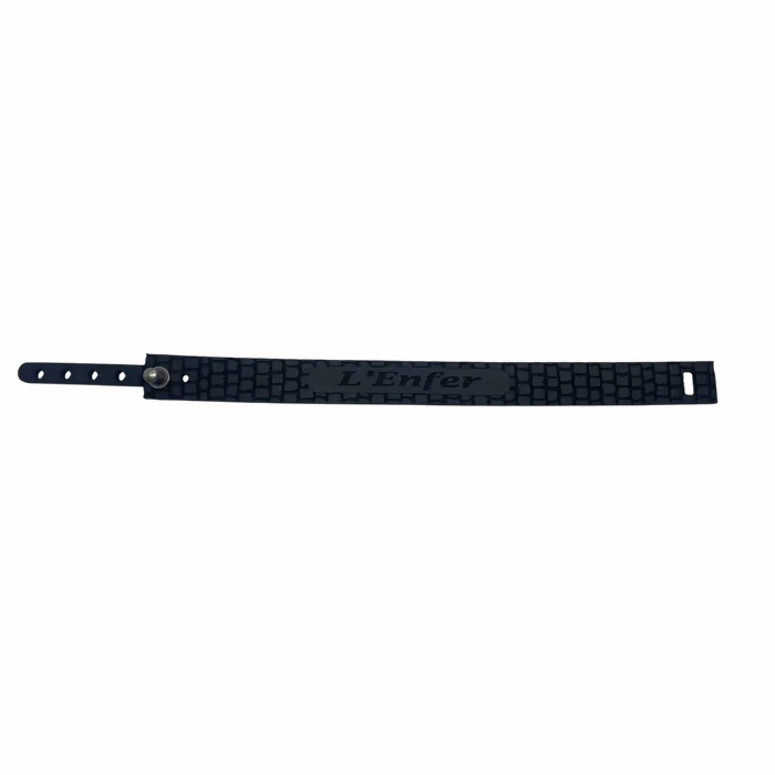 Bracelet en chambre à air upcyclée gravée L'Enfer en référence au Paris roubaix